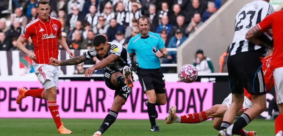 Jugador de Newcastle disparando a portería