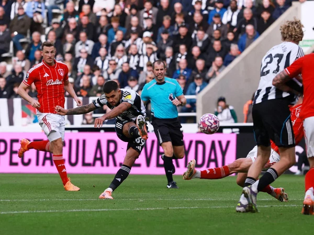 Jugador de Newcastle disparando a portería