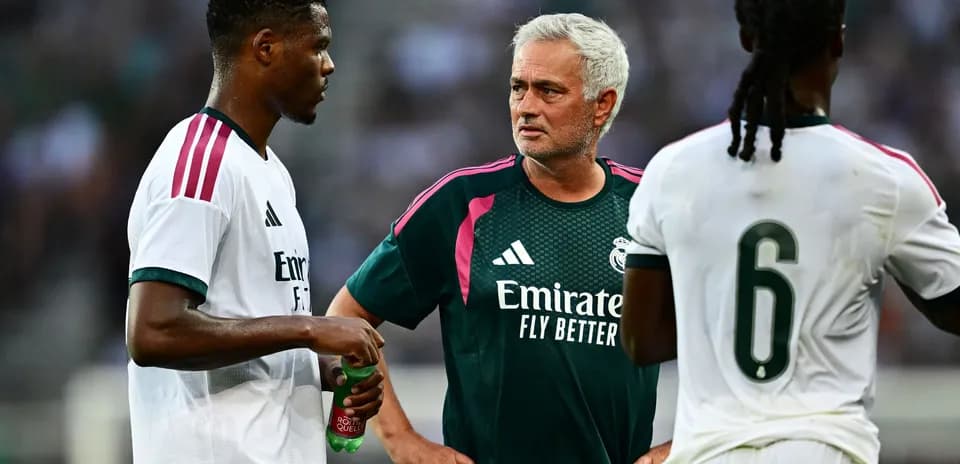 Jose Mourinho conversando con jugadores del Real Madrid