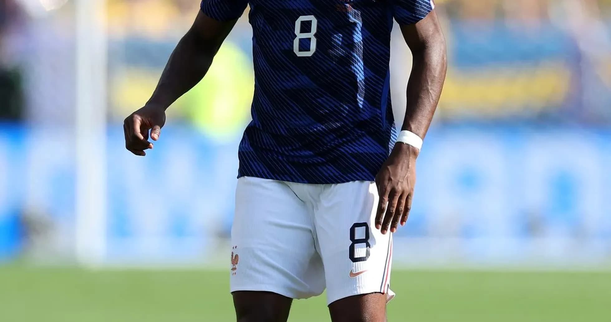 Jugador de Francia con balón en campo de juego