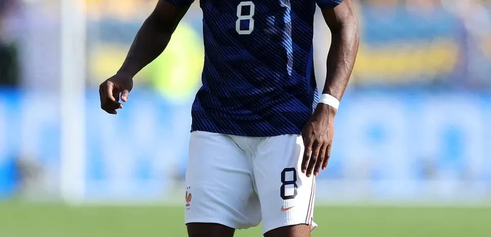 Jugador de Francia con balón en campo de juego