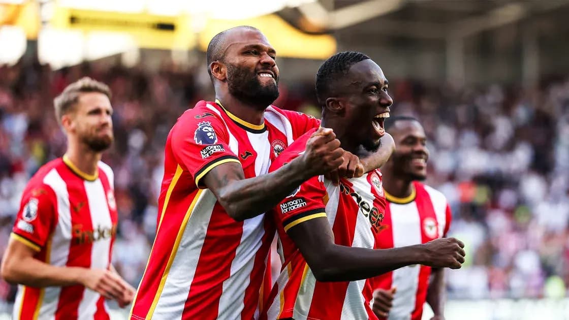 Jugadores de Brentford celebrando un gol en el estadio