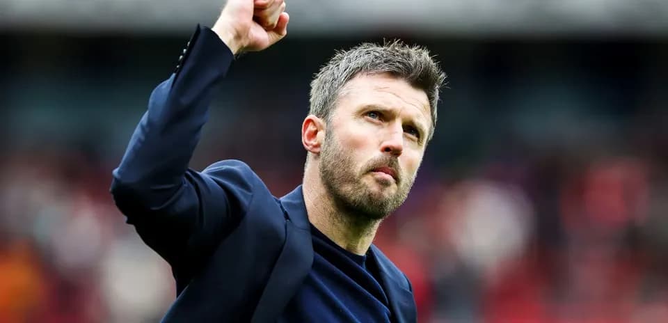 Entrenador levantando el puño en señal de victoria