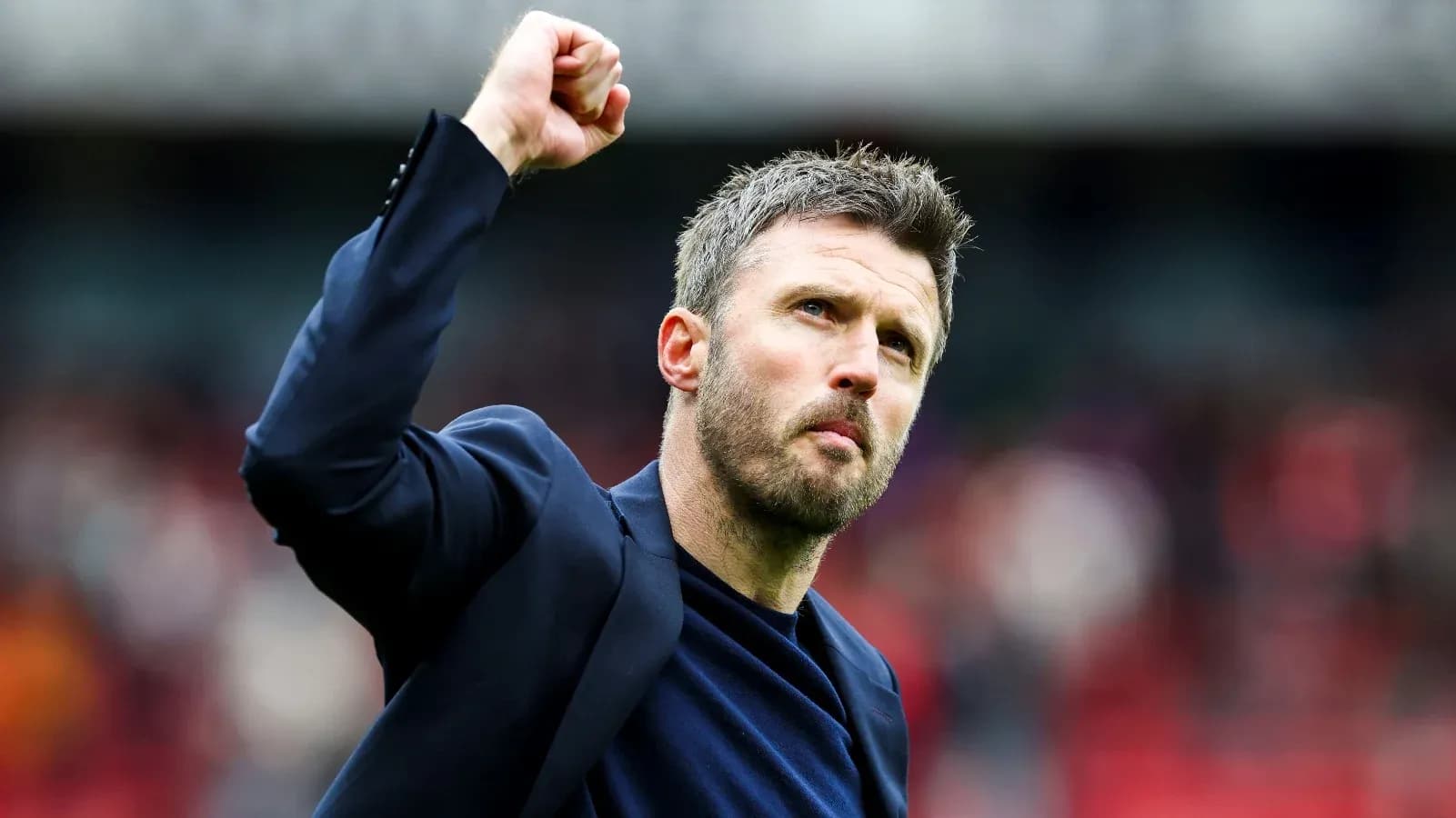 Entrenador levantando el puño en señal de victoria