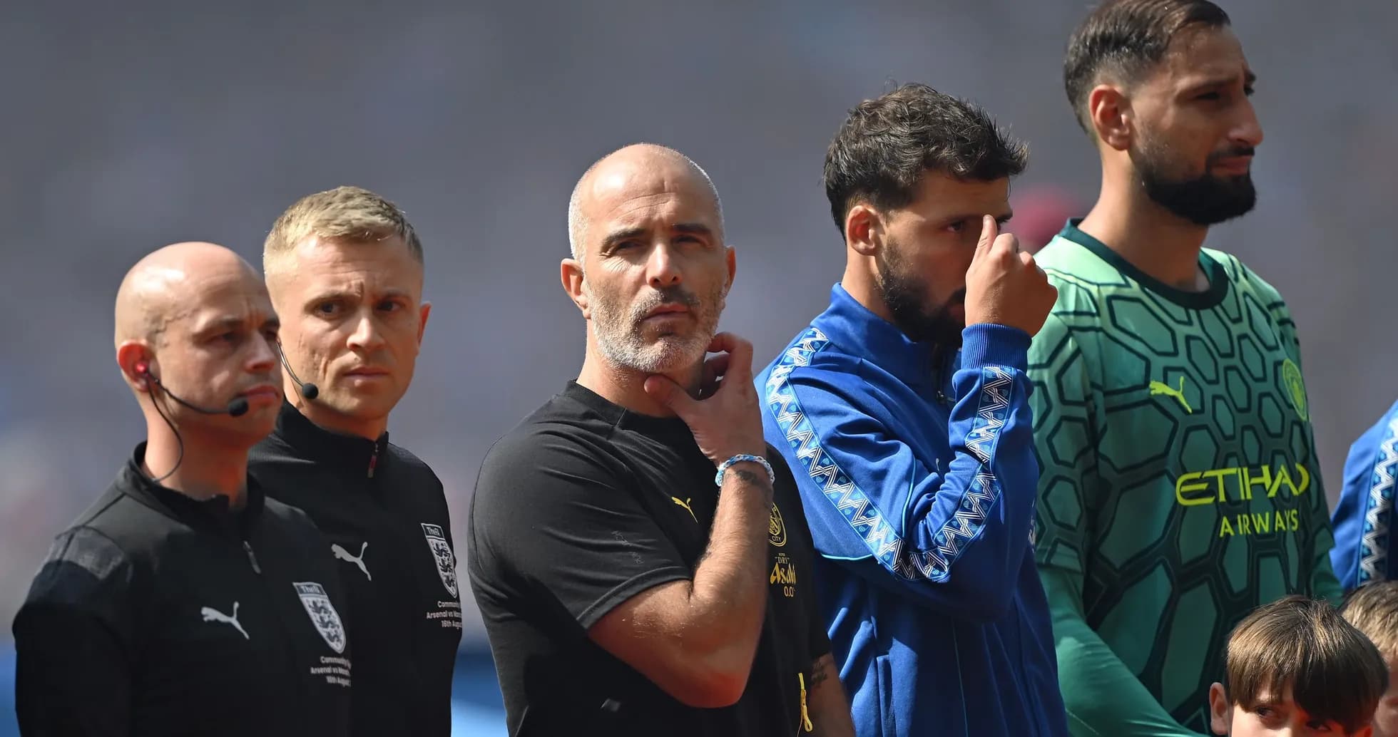 Equipo y árbitros alineados antes del partido