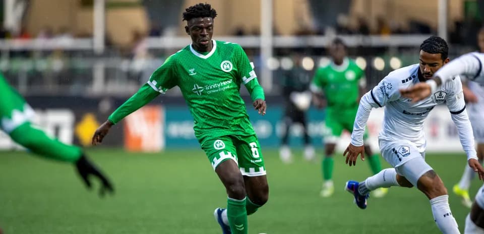 Jugador de Hartford Athletic en acción durante el partido