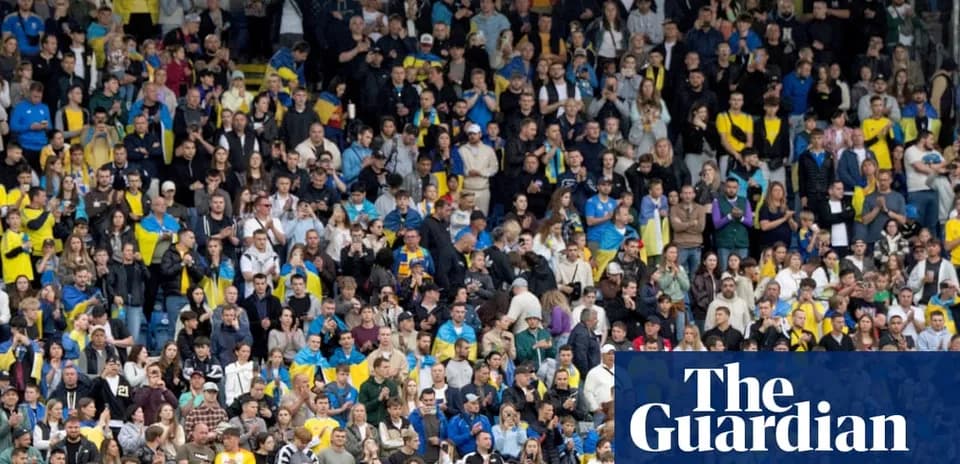 Multitud de aficionados en un estadio durante partido
