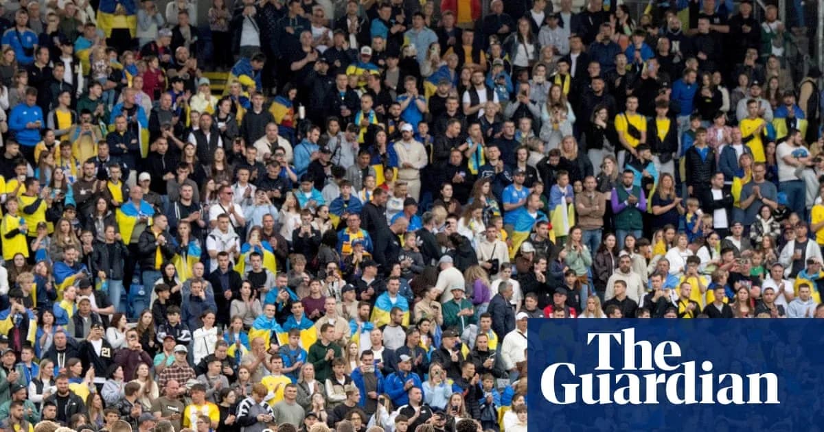 Multitud de aficionados en un estadio durante partido