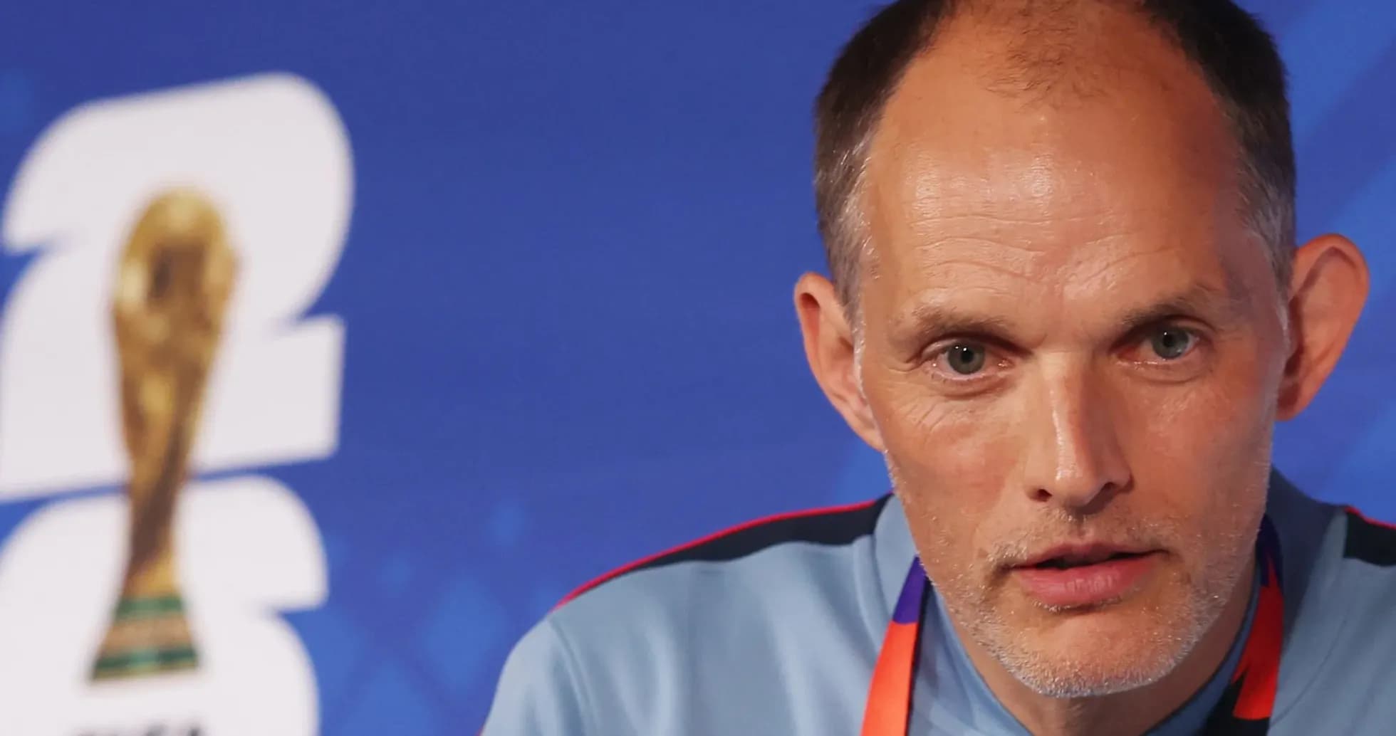 Entrenador en conferencia de prensa de la FIFA