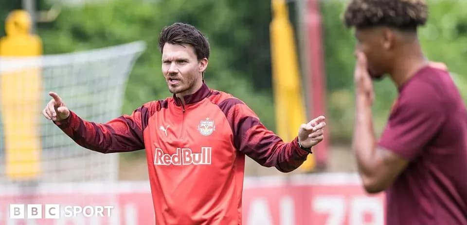 Entrenador dando instrucciones durante sesión de entrenamiento