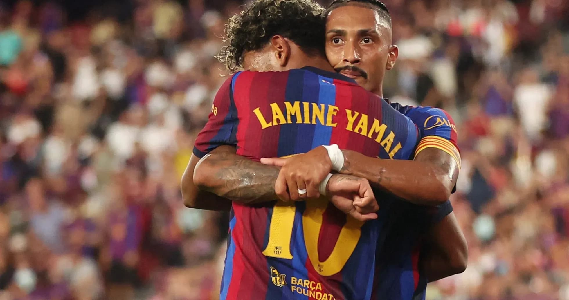 Jugadores del Barcelona abrazándose en el campo
