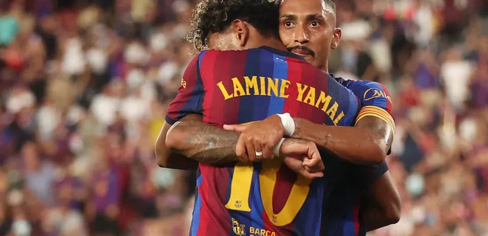 Jugadores del Barcelona abrazándose en el campo