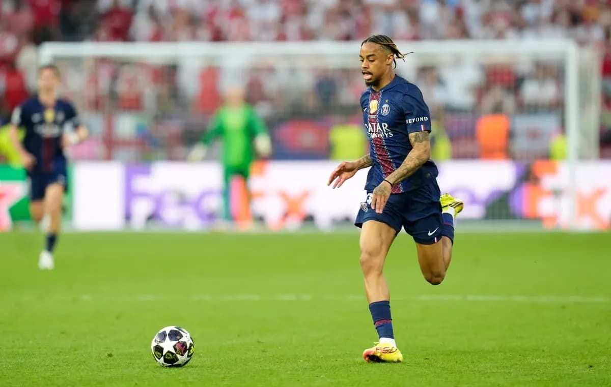 Jugador de PSG corriendo tras el balón en el campo
