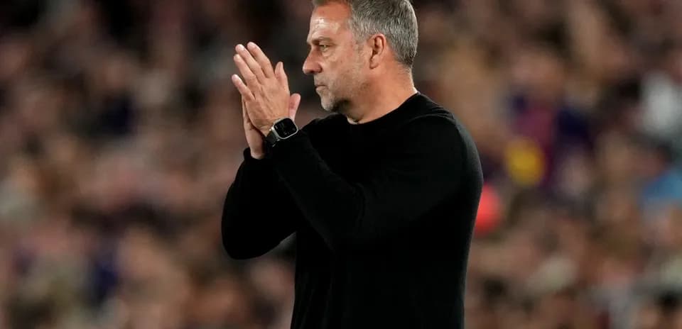 Entrenador aplaudiendo en el campo durante partido