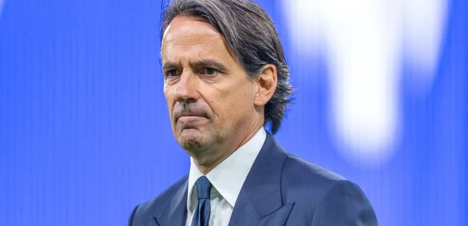 Entrenador en conferencia de prensa con fondo azul