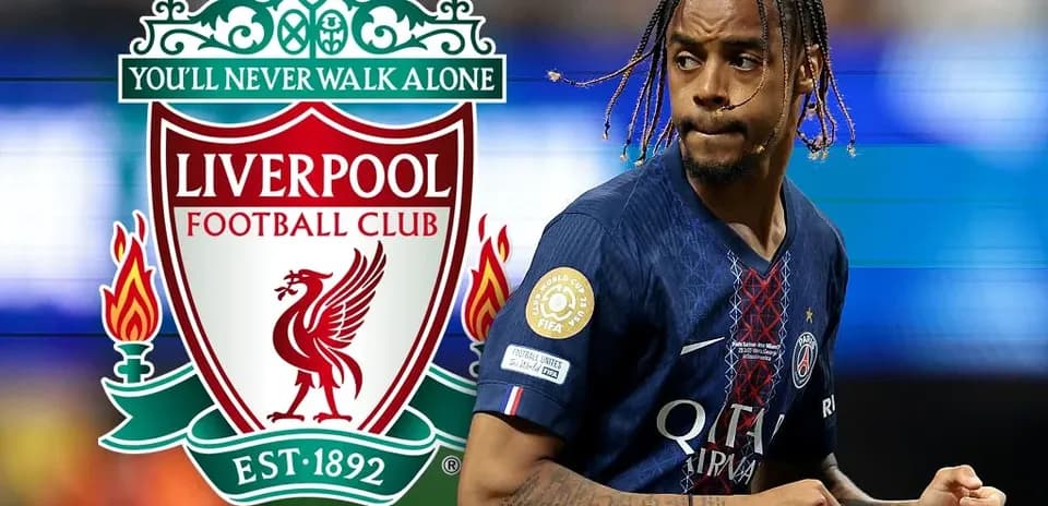 Jugador de PSG corriendo frente al escudo de Liverpool