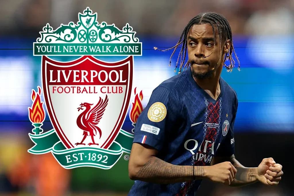 Jugador de PSG corriendo frente al escudo de Liverpool