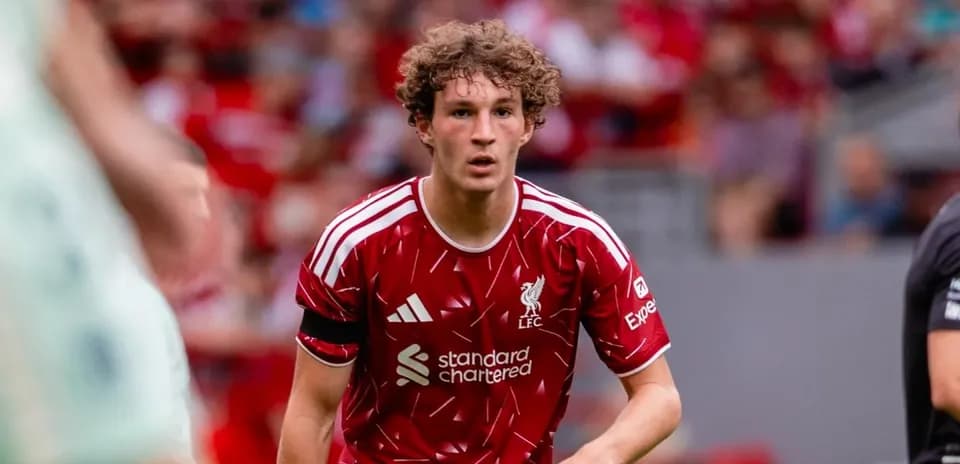 Jugador de Liverpool corriendo durante un partido