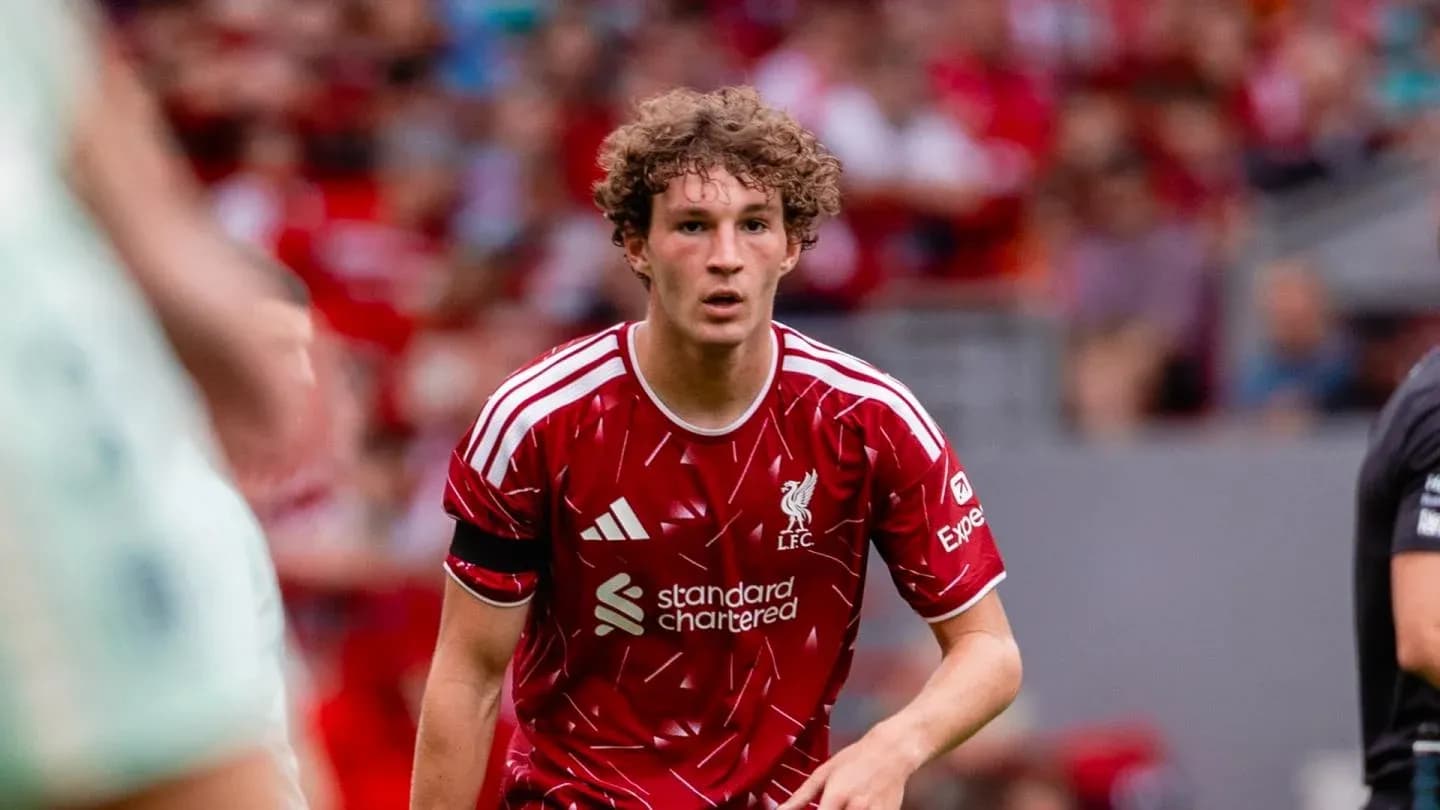 Jugador de Liverpool corriendo durante un partido
