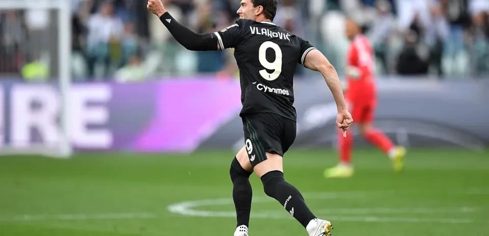 Vlahović celebra un gol durante el partido