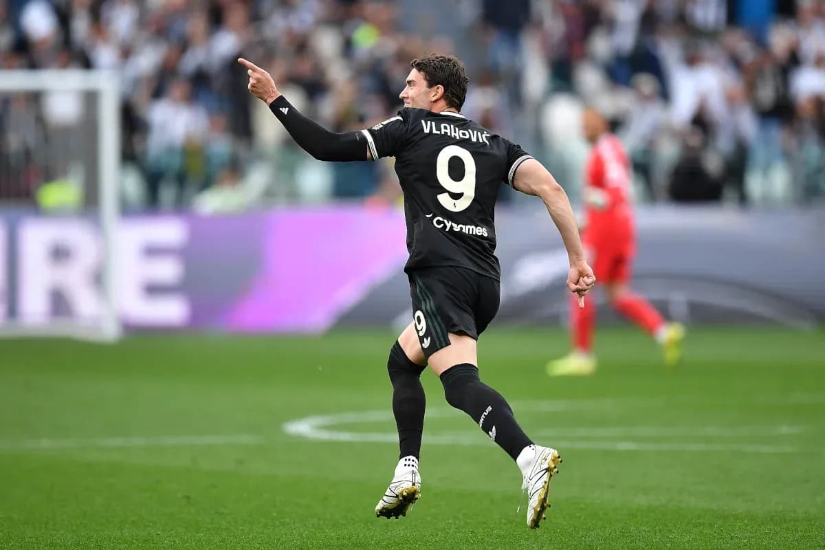Vlahović celebra un gol durante el partido