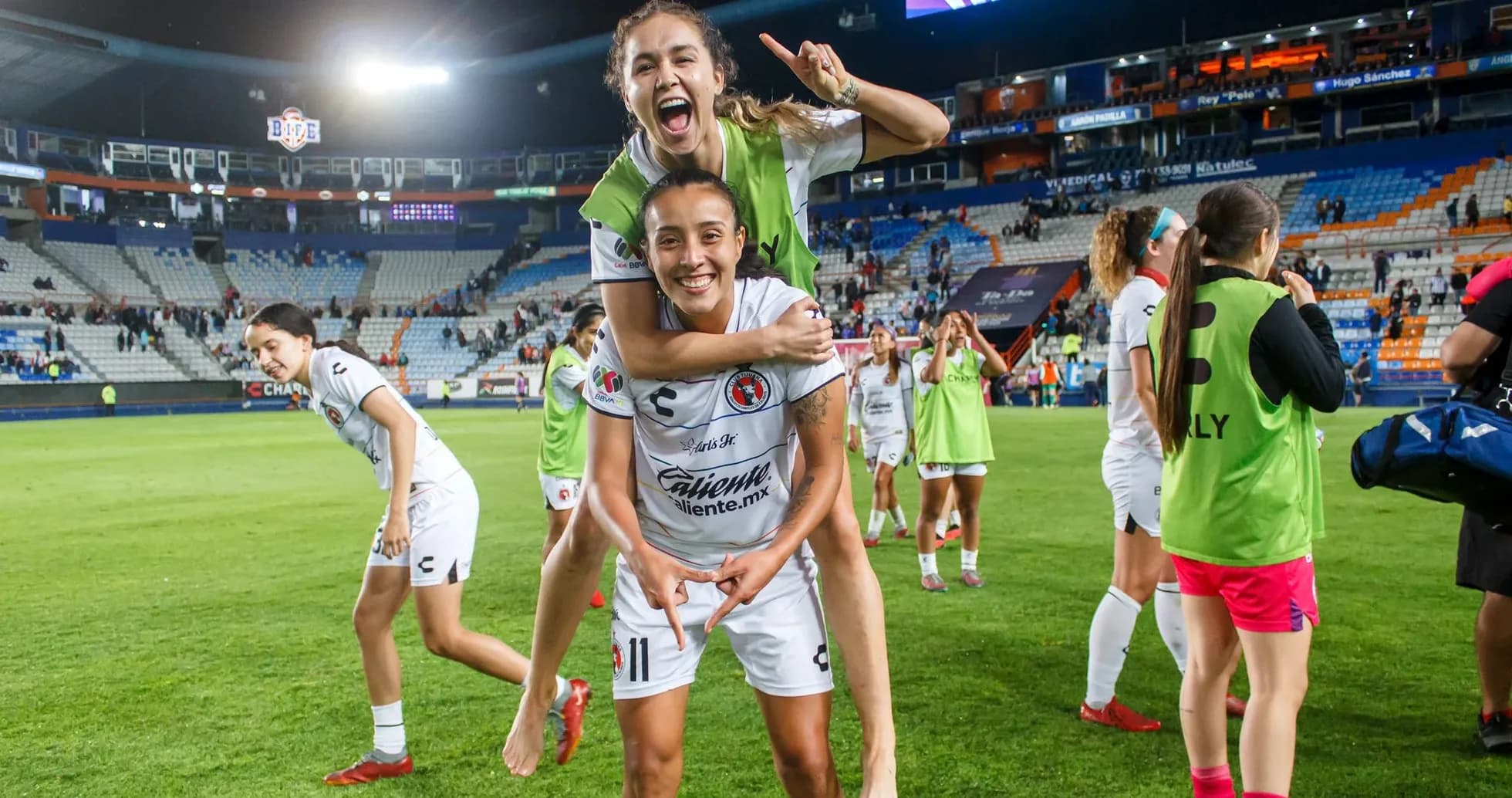 Jugadoras celebrando en el campo de juego