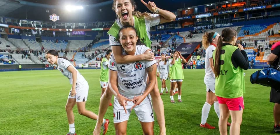 Jugadoras celebrando en el campo de juego