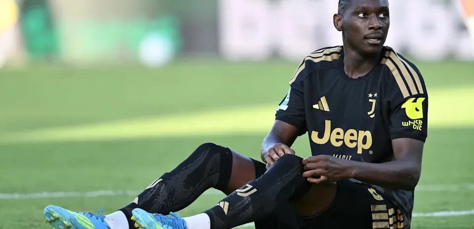 Jugador de Juventus sentado en el campo de juego