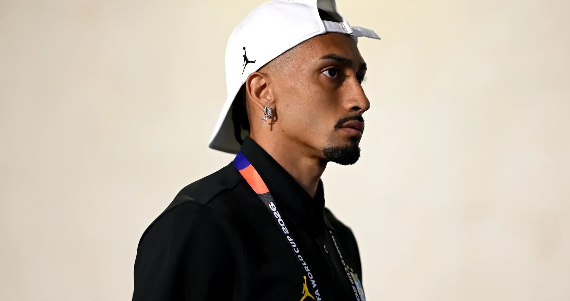 Jugador caminando con gorra y camiseta negra