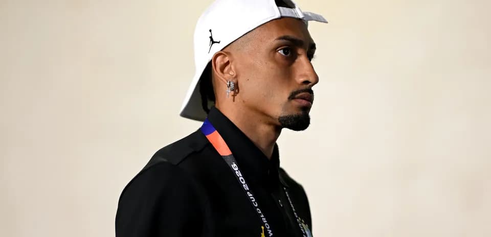 Jugador caminando con gorra y camiseta negra
