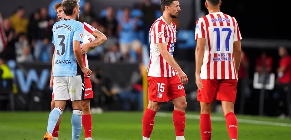 Jugadores de Atlético de Madrid y Celta de Vigo en el partido