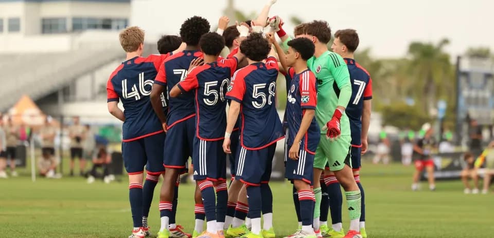 Equipo de New England II celebrando en el campo