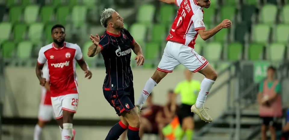 Jugador saltando para cabecear el balón