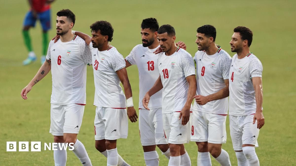 Jugadores de Irán caminando juntos en el campo