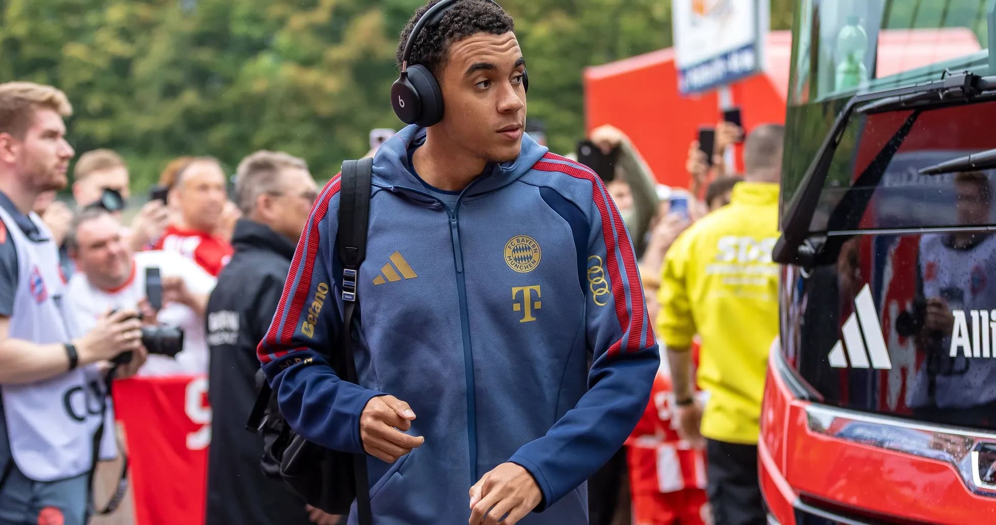 Jugador de Bayern Munich llegando al autobús del equipo