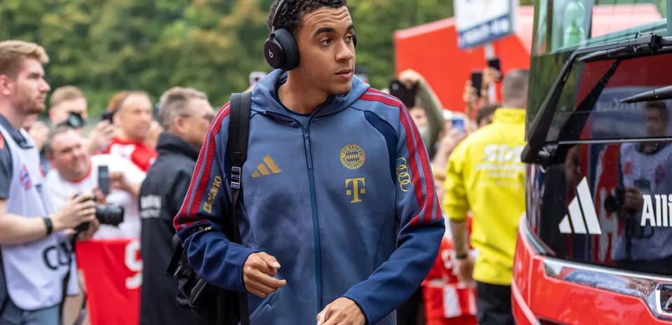 Jugador de Bayern Munich llegando al autobús del equipo