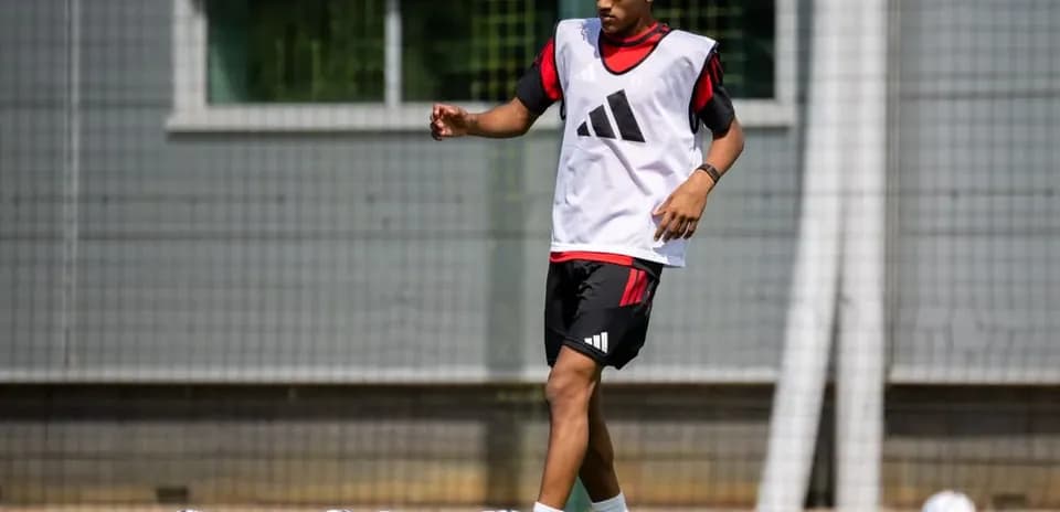 Jugador entrenando en el campo con balones