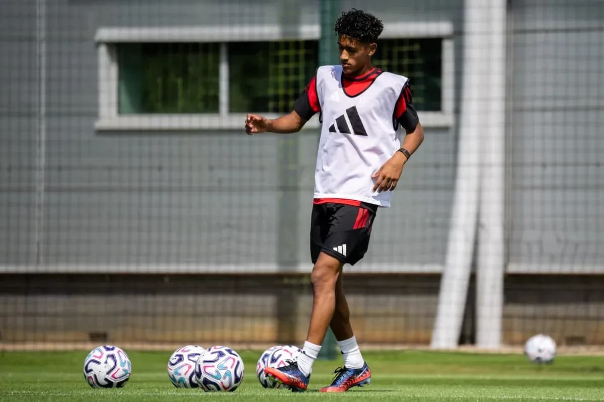 Jugador entrenando en el campo con balones