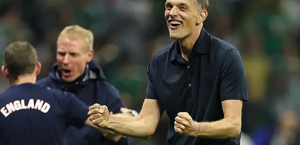 Entrenador celebrando con entusiasmo durante el partido