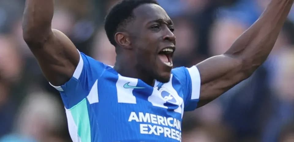 Jugador de Brighton celebrando un gol con entusiasmo