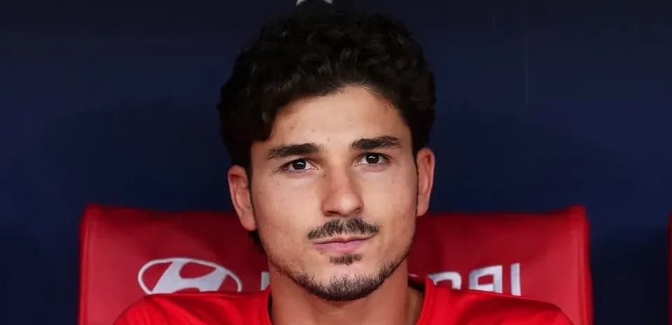 Jugador sentado en el banquillo del estadio