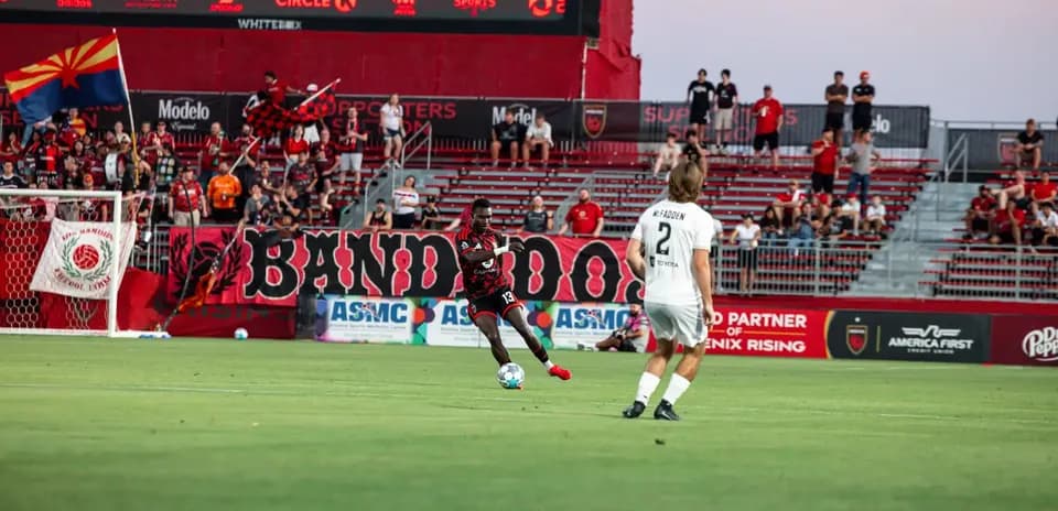 Jugador de Phoenix Rising pasa el balón