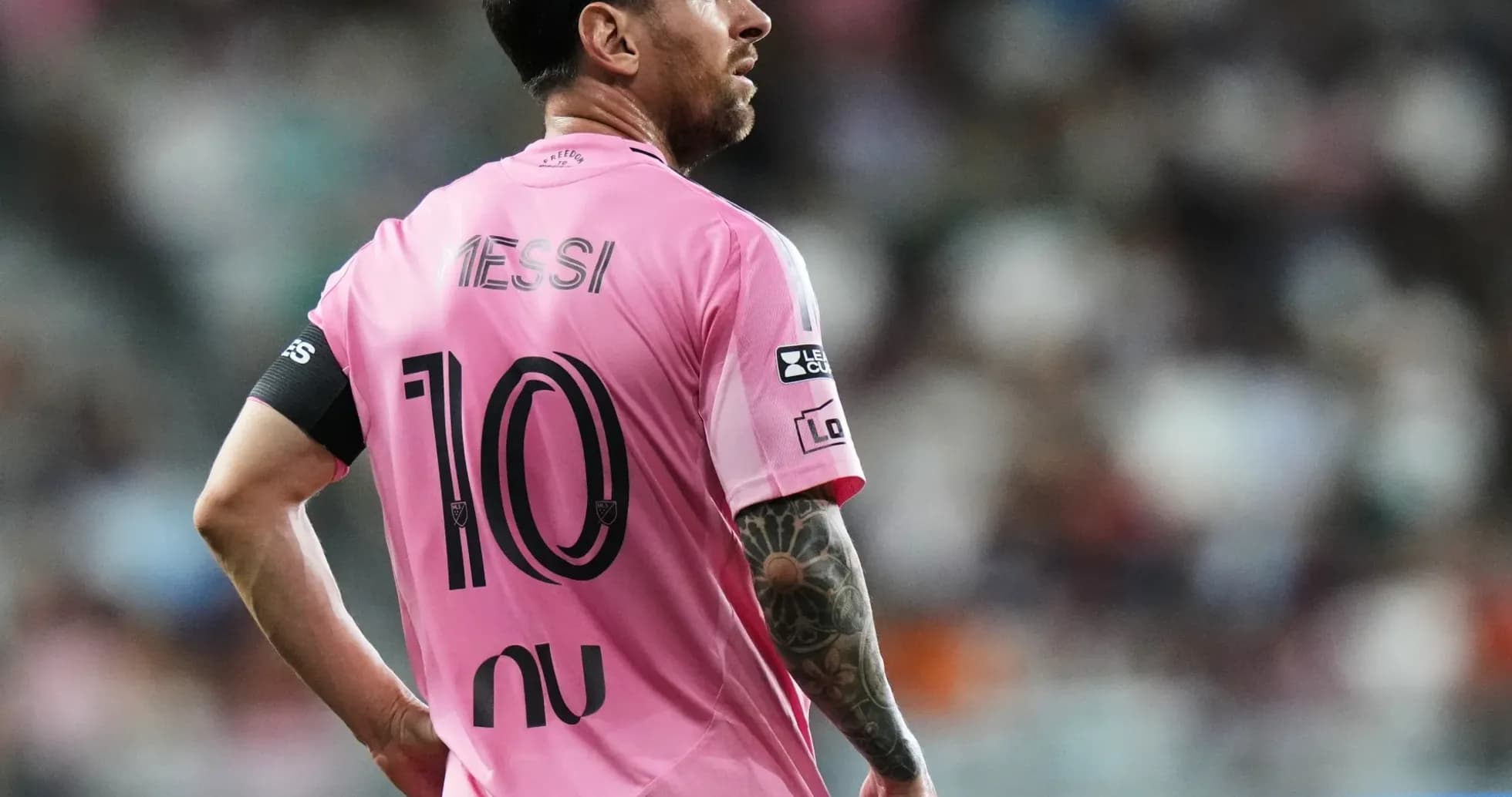 Jugador con camiseta rosa número 10 en el campo