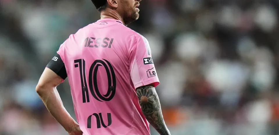Jugador con camiseta rosa número 10 en el campo