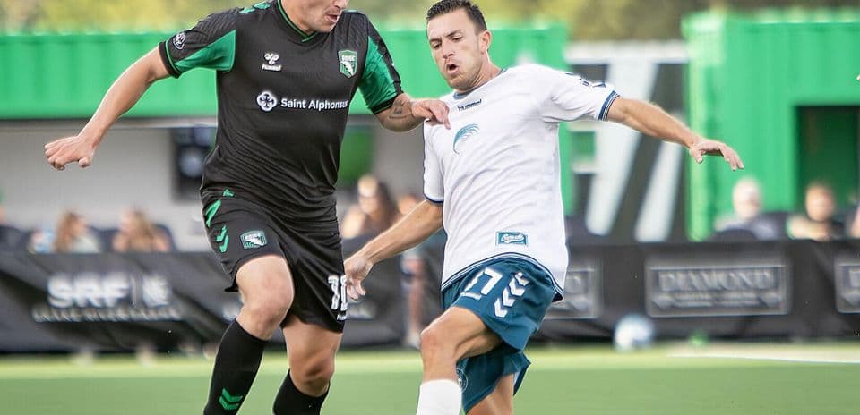 Jugadores en acción durante el partido de fútbol