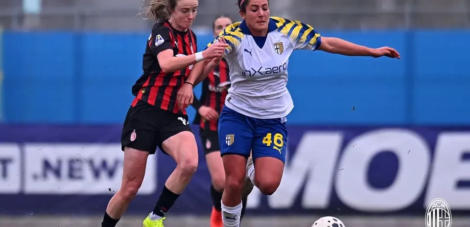 Jugadora de AC Milan persigue a jugadora de Parma