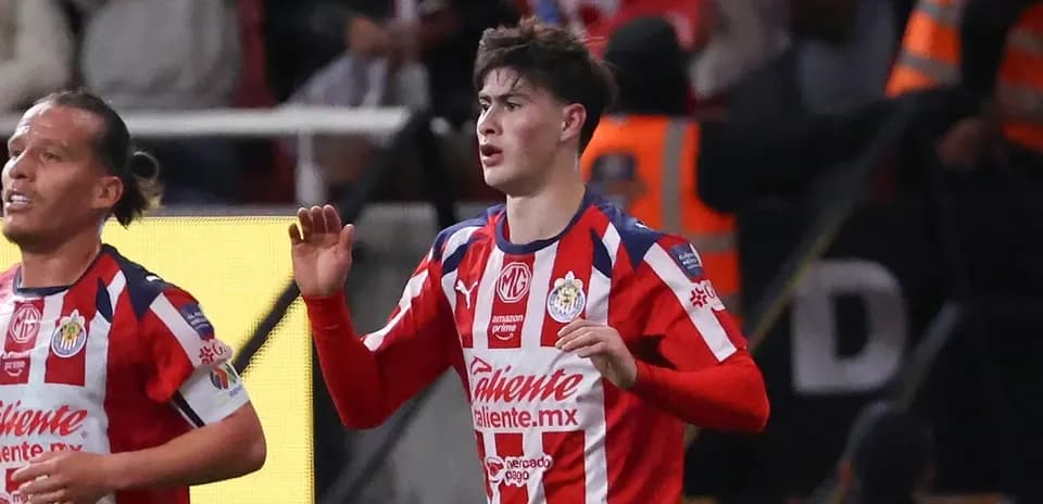 Jugador de Chivas celebrando durante el partido