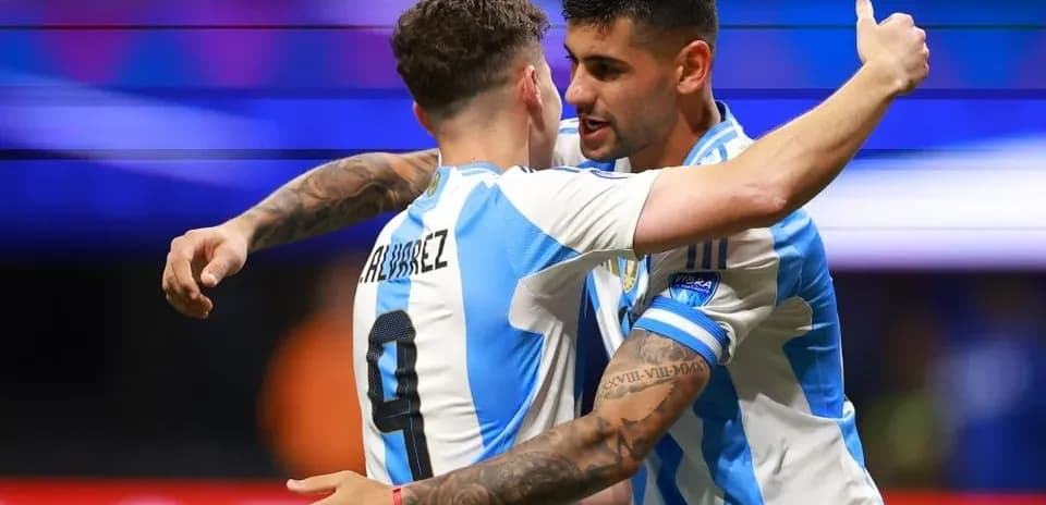 Jugadores de Argentina celebrando un gol juntos