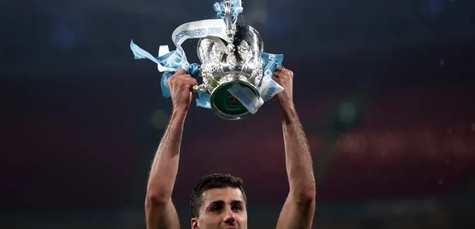 Jugador levantando trofeo de la copa
