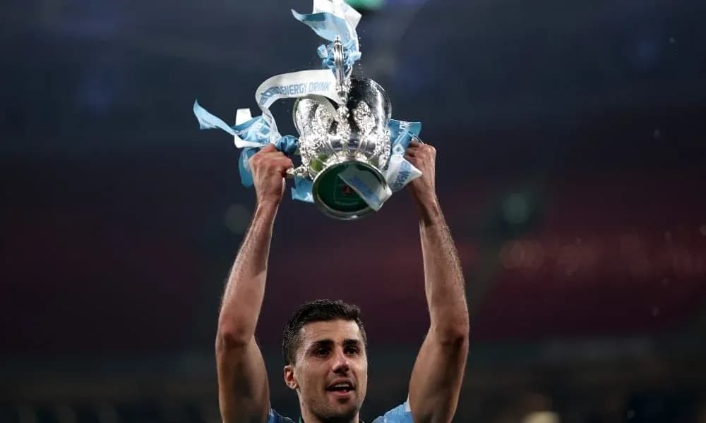 Jugador levantando trofeo de la copa